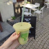 Spinach, pineapple, ginger and maca smoothie to go at RoseHip Bistro - Pylimo in Vilnius