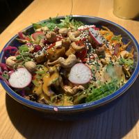Een seitan pokebowl met een drankje   at RoseHip Bistro - Pylimo in Vilnius