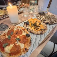 Opciones de pizza veganas, peperonni, boniato y trufa. Había unas 5 opciones.   at Pico Pizza - Nørrebro in Copenhagen
