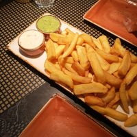 Pfund Pommes mit Veganer Trüffel Mayo und Veganer Guacamole at Peter Pane in Muenster