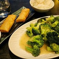 Garlic broccoli and spring rolls at Soya in Bergen