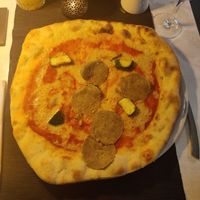 Vegan salami and courgette pizza at Pizzeria Mixto in Munich