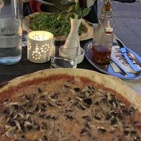 Pizza vegana with ruccola and funghi at Pizzeria Mixto in Munich