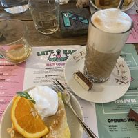 Zitronen Kuchen & Oatly latte at Green Flamingo in Innsbruck