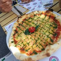 Pizza mit pesto at Green Flamingo in Innsbruck