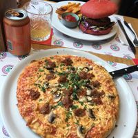 Pizza primavera and the flamingo burger 🤤 at Green Flamingo in Innsbruck