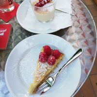 cheesecake and cremebrulet at Green Flamingo in Innsbruck