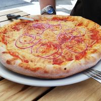 pizza with onions and garlic  at Green Flamingo in Innsbruck
