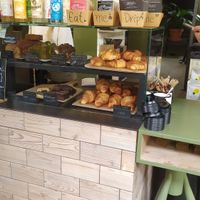 5 vegan items on display on a Saturday noon (vegan rhubarb cake was already sold out) at Man Versus Machine Coffee Roasters in Munich