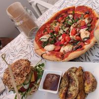 Hamburguesa y pizza con burrata at VEGA - Alamo in Madrid