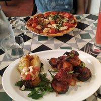 Brochetas de heura y pizza at VEGA - Alamo in Madrid