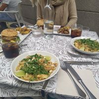 Pad thai y hamburguesas at VEGA - Alamo in Madrid