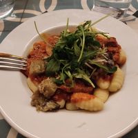 Ñoquis con boloñesa, champiñones, berenjenas, rúcula y "parmesano" del menú at VEGA - Alamo in Madrid