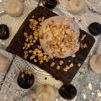 Brownie com sorvete de pistache   at VEGA - Alamo in Madrid