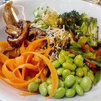 Bowl oriental con setas, fideos chinos y aliño de coco 🥥  at VEGA - Alamo in Madrid