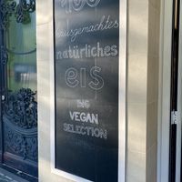 Big vegan selection at Faldon Eismanufaktur in Berlin