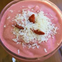 Strawberry superfood shake w/ sprinkled goji berries. Absolutely delicious!✨ at SunCafe in Studio City