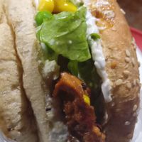 Xis pequeno com estrogonofe de jaca, tofu, alface, maionese vegana e mostarda at Govinda Lanches in Porto Alegre