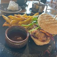Vegan burger w/ BBQ sauce, from beans + BBQ for fries at Camélia in Porto