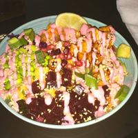 Bowl with fruity dressing at Maui Poke Guys - Karoviertel in Hamburg