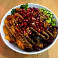 Tofu Wave mit Erdnuss Sauce at Maui Poke Guys - Lange Reihe in Hamburg