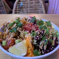Vegane Bowl mit Erdnusssauce. at Maui Poke Guys - Lange Reihe in Hamburg