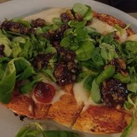 Pizza vegana con tomates cherry, pesto de frutos secos, mozzarella vegana e canónigos at GALiPiZZA in Viveiro