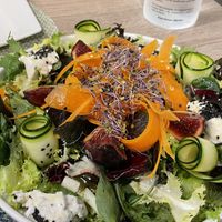 Ensalada con higos y queso fresco at La Cookessa Bio in Granollers