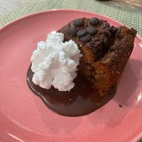 Pastís de poma amb xocolata per sobre i nata vegana  at La Cookessa Bio in Granollers