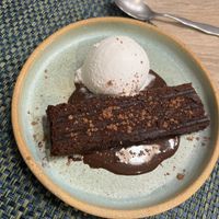 Brownie amb gelat de coco brutal  at La Cookessa Bio in Granollers