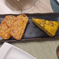 "Truita" vegana amb pa (de massa mare) amb tomàquet at La Cookessa Bio in Granollers