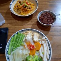 Tempeh mit Peanut Sauce und Vegetable Soup at Ngon Vegan Restaurant in Tam Coc