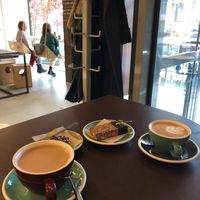 bevande e dolcetti vegani in location molto moderna, direi dal guato piú adatto a adolescenti/giovanissimi adulti che altro  at Italala Caffe in Vilnius