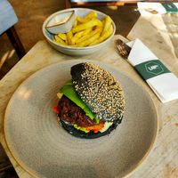 Notenburger met gefermenteerde friet at Lab071 in Leiden