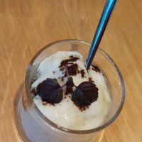 Koude amuse (vichysoisse), zwarte knoflook. Heel romig maar ook luchtig at Lab071 in Leiden