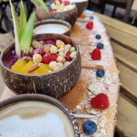 Vegan smoothie bowls and vegan cappuccino at keevee in Heidelberg