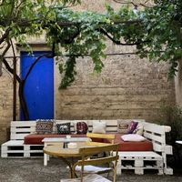 Cozy backyard  at Cafè Parisien in Mallorca