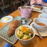English breakfast tea (£3 for a share-able pot), vegan croissant with strawberry jam and dairy-free butter (£3.75) and a fruit salad (£5.50)🥐  at Lola's Bakery in North West London