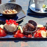Vegan ijstapas. Smaken: peanutbutter Oreo, walnoot banaan, pure chocolade en perzik aardbei. at IJssalon Laaker Boere ies in Ohe En Laak