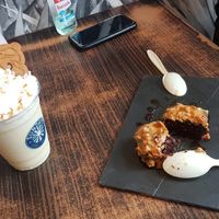 Snickers cake and Sun's Shake speculoos  at Sunday's Coffee in Paris