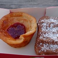 On the left cheesecake. Much more delicious than you would imagine by looking at it. On the right the K délice. The clerk advised me to try it (which I honestly didn't consider) a at Sunday's Coffee in Paris