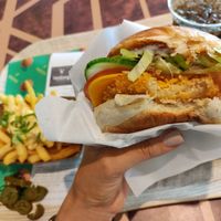 vegan Chick 💚🌱🙏🏻🤤 at Vedang - green burger | Alexa in Berlin