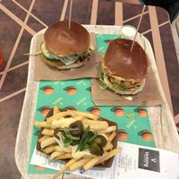 Vegane Burger mit Bacon und Vegane Chili Cheese Fries at Vedang - green burger | Alexa in Berlin