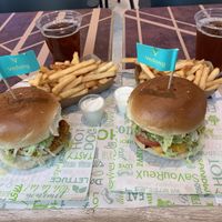 1x Chickenburger und 1x Cheeseburger Menü at Vedang - green burger | Alexa in Berlin
