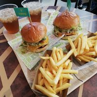 BBQ Burger, Chili Cheese Burger and great fries and peach ice tea at Vedang - green burger | Alexa in Berlin