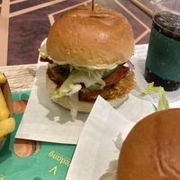 “Chicken” burger with “bacon" at Vedang - green burger | Alexa in Berlin