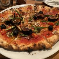 Vegan pizza at 808 Monsmare in Hakone