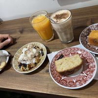 Carrot cake, apple cake, excellent chai and delicious coffee and fresh juice! Only the waffle wasn’t vegan. Super recommended! at Dos de Azucar  in Oviedo