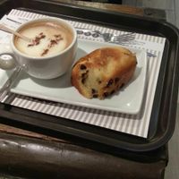 Café con leche de avena y bizcocho vegano at Dos de Azucar  in Oviedo