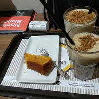 Té chai con leche de soja y bizcocho vegano at Dos de Azucar  in Oviedo